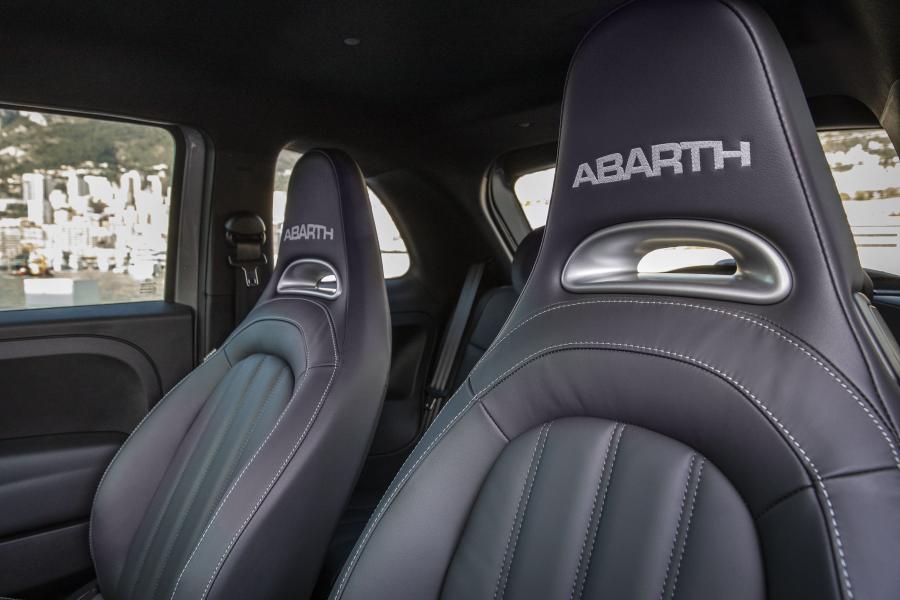 Интерьер Abarth 595 Turismo 70esimo Anniversario (312) 2019 года  (фото 14 из 16)